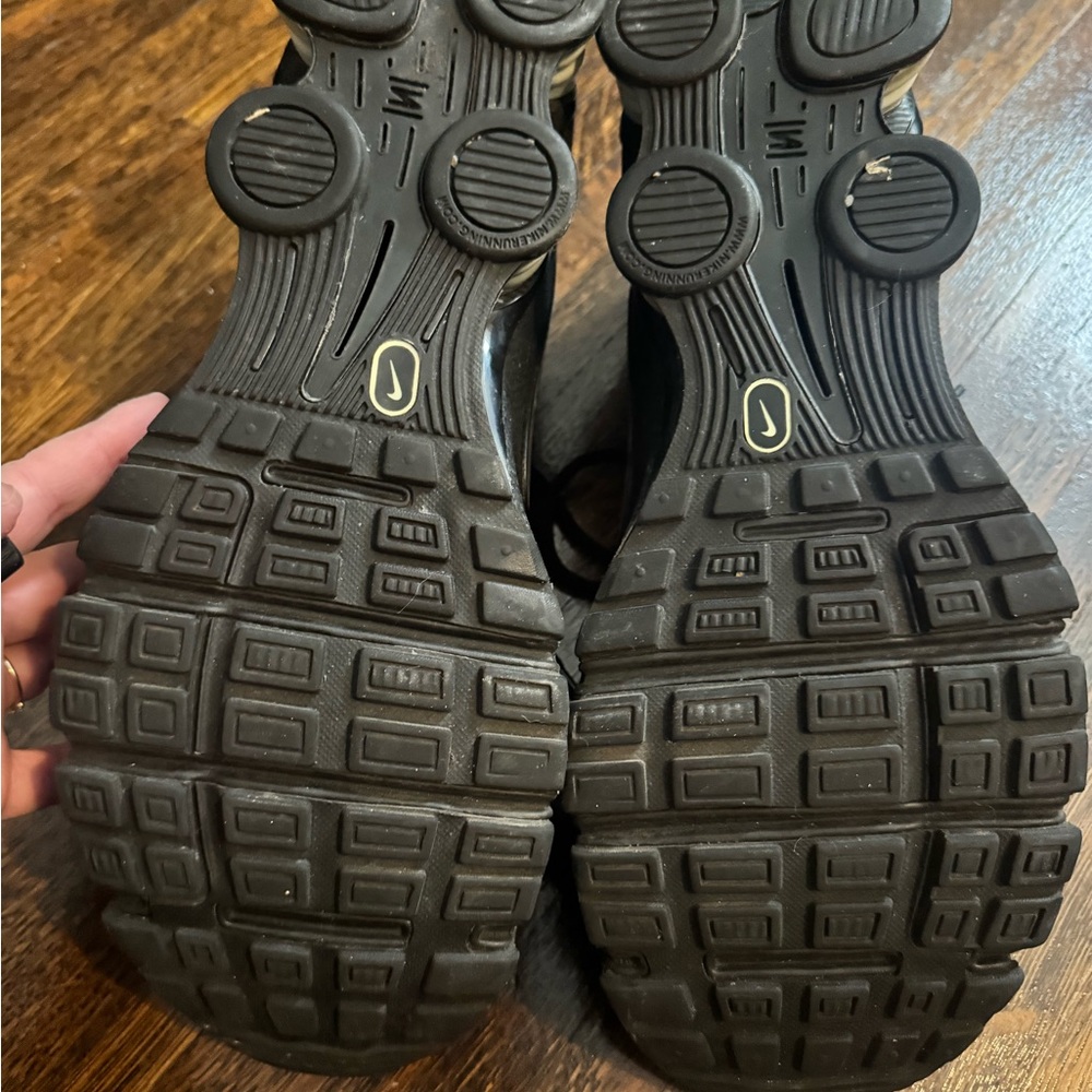 Nike Shox Men's Black Athletic Shoes - Picture 5 of 6